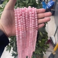 Gros plan détaillé de perles rondes en quartz rose naturel pour bijoux DIY - 4MM Env. 90 Perles / Quartz Rose Naturel