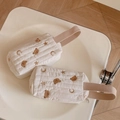 Detailansicht gesteppter Baumwolltaschen mit Bärenstickerei und praktischen Tragegriffen - Bestickte Bären-Handgelenktasche (Mehrere Bären)