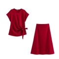 Detalle de conjunto rojo con top de cuello redondo anudado y falda midi evasé - S / Rojo