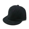 Detalle de una gorra de béisbol negra de ala corta que muestra la textura de la tela de algodón - M (56-58cm) / Negro