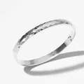 Bracciale rigido in acciaio inox argento con finitura sfaccettata e chiusura a cerniera - 6mm (PAS1045) / Argento