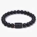Dettaglio del bracciale in onice nero opaco con distanziatori oro rosa e segno dell'Ariete - Ariete (Aries)