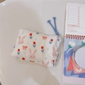 Dettaglio della mini pochette in cotone con coniglietti rosa e motivi floreali - Fiocco Coniglio