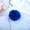Chouchou en peluche bleue douce en fausse fourrure de lapin sur fond décoratif blanc - Bleu Klein