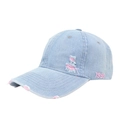 Détail de la casquette de baseball en jean bleu clair avec broderie 1999 rose et trous - Réglable (55-60cm) / Broderie Rose/Denim Bleu Clair