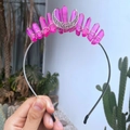 Detailansicht der rosa Quarzkristall-Krone mit silbernem Mond und handgefertigtem Stirnband - Rosarot