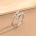 Silberner Schlangenring mit grünen Zirkonia-Augen und Kristallen auf Seidenhintergrund - Schlangenstil (6994) / Silber