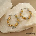 Macro di orecchini a cerchio bicolore intrecciati da 2,5 cm su pietre bianche decorative - Oro 18K