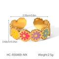 Vista macro de margaritas en esmalte de colores sobre un anillo abierto de acero dorado - Estilo Multicolor (HC-R30469-MX)