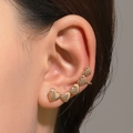Polsino auricolare minimalista a sei cuori dorati indossato da un modello - Stile a sei cuori consecutivi dorati (K-1176)
