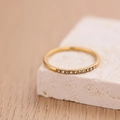 Minimalistischer, vergoldeter Titanstahlring mit feinen Kristallen auf einem Stein - US 7 / 10-Steine Gold