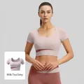 Eng anliegendes Yoga-Kurzarmshirt in Milchtee-Grau mit U-Ausschnitt und Farbakzent - S / Oberteile / Milchtee Grau