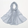 Detailaufnahme eines leichten grauen Schals aus glänzendem Chiffon mit elegantem Knoten - 180x70cm / Himmelblau
