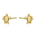 Détail de boucles d'oreilles tortues de mer dorées avec carapaces polies et texturées - Boucles d'Oreilles Clous Tortue - Or