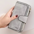 Dettaglio del portafoglio lungo grigio opaco con zip dorata e struttura a più strati - Stile Lungo / Grigio