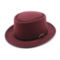 Détail de la texture du chapeau en feutre bordeaux avec bandeau en cuir et boucle - M (56-58cm) / Bordeaux