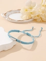 Detail eines handgewebten hellblauen Armbands mit verstellbarem Band und poliertem Metallelement - Hellblau (Silberplatte)