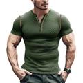 Detail eines dunkelgrünen Waffelstrick-Henley-T-Shirts mit Knopfleiste und Besatz - Armeegrün