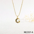 Dettaglio della collana con pendente a luna e stella dorata e cristalli colorati - Stile Stella e Luna (NE2357-A)