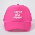 Detail van de roze truckerpet met borduursel en ademende mesh-textuur op de achterkant - Rozerood