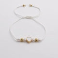 Pulsera tejida ajustable con corazón dorado, perlas blancas y cuentas de oro - Blanco