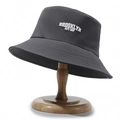 Bob en coton gris foncé avec broderie blanche Brooklyn City Boy sur un support en bois - Gris foncé