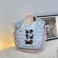 Sac bandoulière bleu clair matelassé avec broderies de chats noirs et cœur cousu - Trois Chats Noirs Bleu