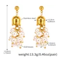 Detalle de pendientes colgantes de acero chapado en oro 18k con racimos de perlas - Racimo Dorado/Perlas de Concha Blancas