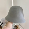 Chapeau cloche minimaliste en laine grise avec texture feutrée vintage pour femmes - M (56-58cm) / Gris clair