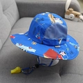 Cappello da sole blu per bambini con motivi a cartoni e fischietto di sicurezza incluso - 50-53cm (2-6 Anni) / Mucca da Fattoria Blu Reale (Cappello a Secchiello in Mesh)