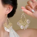 Detalle de los pendientes colgantes boho dorados con perlas blancas y piezas de concha - 3# Oro Blanco Perla Concha Borla Ganchos de Oreja