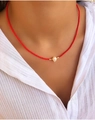 Primo piano di una collana artigianale di perline rosse con perla bianca su una modella - Rosso