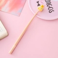 Penna gel rosa creativa con ciondolo a forma di alpaca su sfondo di cancelleria rosa - Alpaca / Rosa Riso