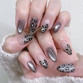 Unghie finte cat eye argento con motivo leopardato e forma a mandorla su maglia morbida - Grigio Argento Leopardo Occhio di Gatto (2XB1-13750)