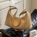 Retro-Handtasche aus kamelfarbenem Wildleder mit braunen Lederriemen und Goldbeschlägen - Hellbeige