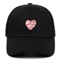 Berretto da baseball in cotone nero con ricamo a cuore rosso e scritte bianche logo - Regolabile / Nero