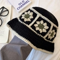Detalle del sombrero de pescador de ganchillo hecho a mano con flores de punto retro - Negro