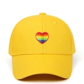 Casquette de baseball jaune vif avec broderie cœur arc-en-ciel centrée au milieu - Réglable / Jaune