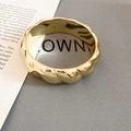Macro-opname van een brede gouden croissant armband met gepolijste golftextuur - Franse Croissant gedraaide brede gouden armband (HB5037-2)