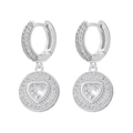 Gros plan de boucles d'oreilles créoles argentées avec pendentifs brillants en forme de cœur - Platine/Cercle Blanc Cœur Blanc