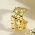 Dettaglio ravvicinato dell'anello regolabile placcato oro 14K con stelle intrecciate - Anello Stella