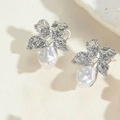 Orecchini a fiore d'argento con eleganti ciondoli in perle barocche su sfondo beige - Stile Fiore d'Argento (ES2430-2)
