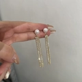 Elegante goldene Fransenohrringe mit weißen Perlen und funkelnden Kristall-Strasssteinen - Langer Perlen- und Zirkonia-Hänger