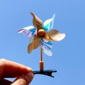 Détail d'une barrette moulin à vent pailletée et laser avec perle sur ciel bleu - 6 Feuilles Multicolore/Or