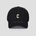 Dettaglio del ricamo bianco della lettera C sul cappello in denim nero lavato con texture - M (56-58cm) / Nero