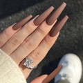 Glänzende lange Coffin-Press-on-Nägel in Mokkabraun an der Hand mit Silberring - Mocha Braun - Kleber-Stil (JP2884)