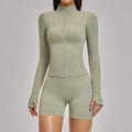 Nahtloses Salbeigrün Yoga-Set mit Reißverschlussjacke, Daumenlöchern und kurzer Hose - S / Oberteil Und Unterteil / Moosgrau