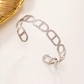 Elegante bracciale aperto argento con design a C traforato su base in pietra bianca - 33 Acciaio