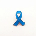 Dettaglio macro della spilla a nastro in smalto blu con finitura in lega d'argento - Blu