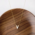 Collier en titane doré avec un pendentif en forme de V minimaliste en nacre - Lettre V